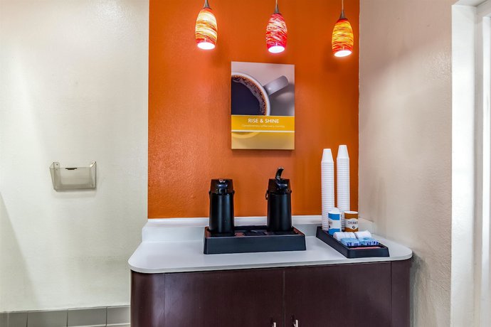 Imagen de los interiores del Hotel Motel 6 Raleigh, NC - Cary. Foto 17