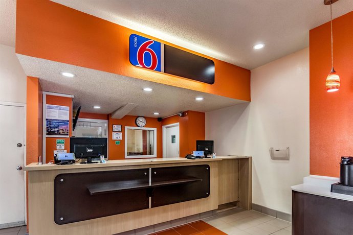 Imagen de los interiores del Hotel Motel 6 Raleigh, NC - Cary. Foto 18