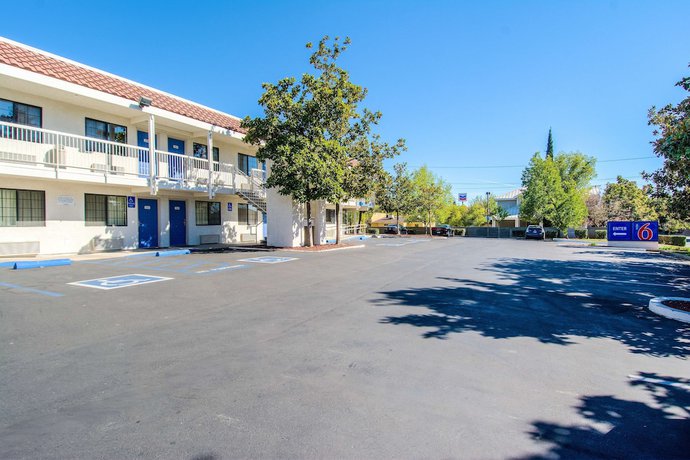 Imagen de los exteriores del Hotel Motel 6 Redding, CA - South. Foto 14