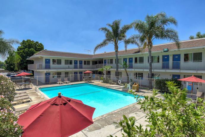 Imagen de la piscina del Hotel Motel 6 Riverside West - Jurupa Valley. Foto 19