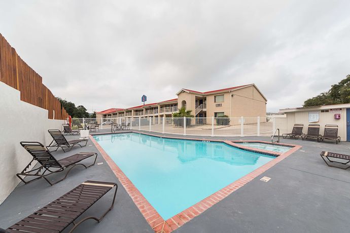 Imagen de la piscina del Hotel Motel 6 San Antonio, Tx - Fiesta Trails. Foto 18