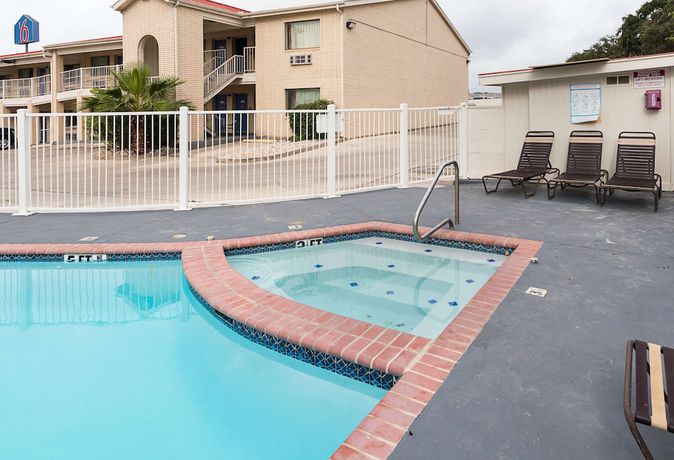 Imagen de la piscina del Hotel Motel 6 San Antonio, Tx - Fiesta Trails. Foto 19