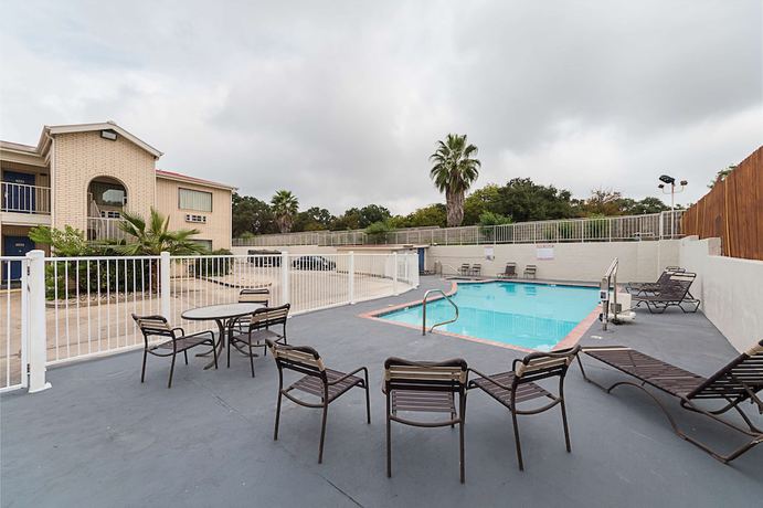 Imagen de la piscina del Hotel Motel 6 San Antonio, Tx - Fiesta Trails. Foto 20