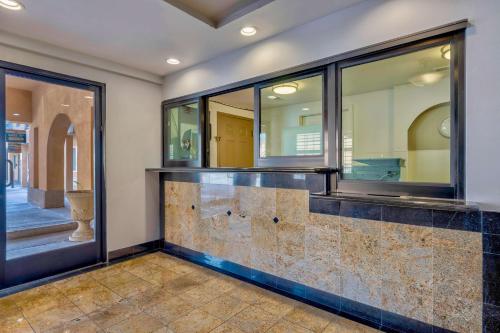 Imagen de los interiores del Hotel Motel 6 South Gate CA. Foto 7