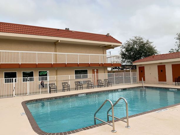 Imagen de la piscina del Hotel Motel 6 Tampa, FL. Foto 18