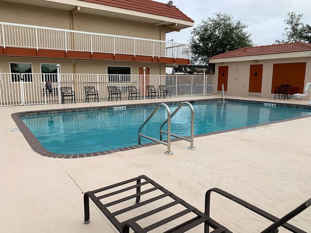 Imagen de la piscina del Hotel Motel 6 Tampa, FL. Foto 19