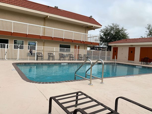Imagen de la piscina del Hotel Motel 6 Tampa, FL. Foto 20