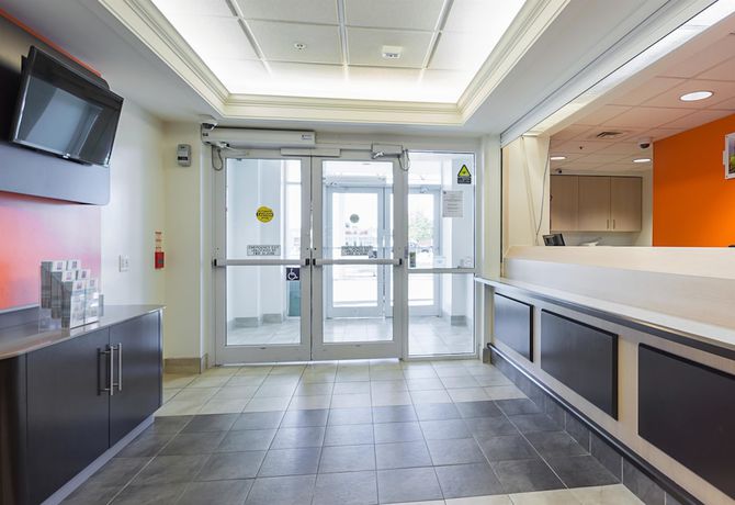 Imagen de los interiores del Hotel Motel 6 Whitby, On - Toronto East. Foto 15