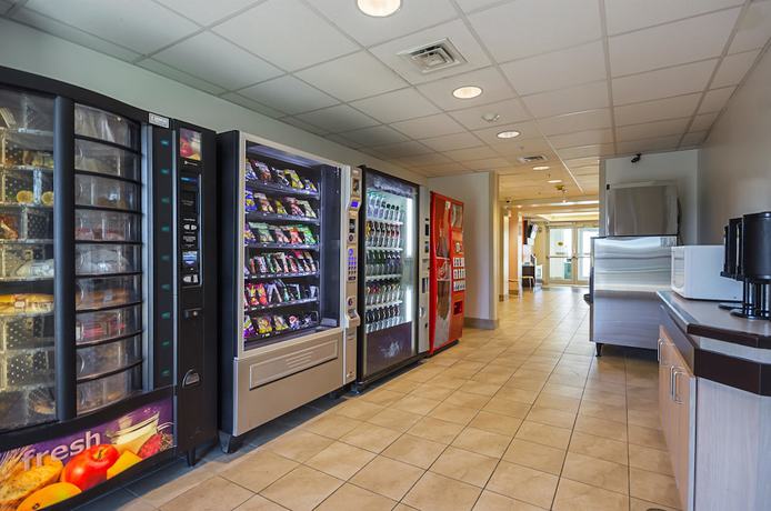 Imagen de los interiores del Hotel Motel 6 Whitby, On - Toronto East. Foto 17