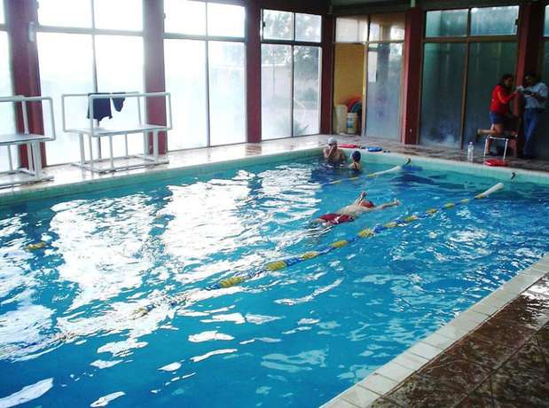 Imagen de la piscina del Hotel Motel La Fortuna. Foto 17