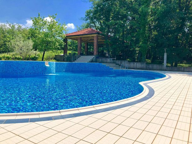 Imagen de la piscina del Hotel Motel Monako. Foto 19