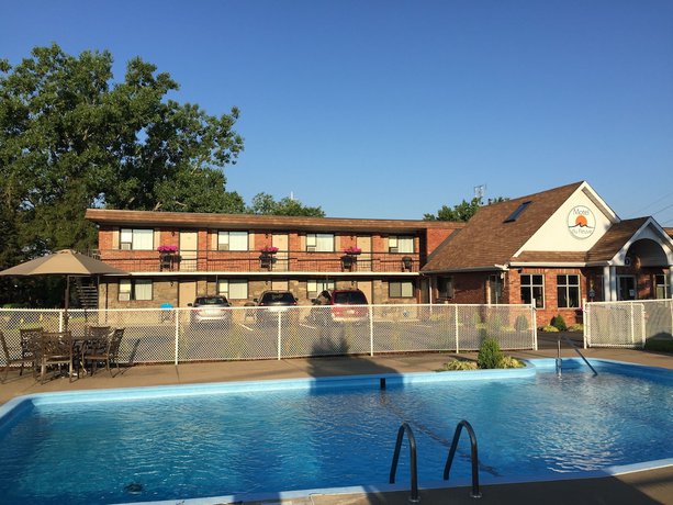 Imagen de la piscina del Hotel Motel et Appartements du Fleuve. Foto 19