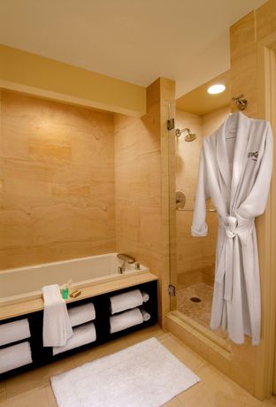 Imagen de la habitación del Hotel MotorCity Casino. Foto 3