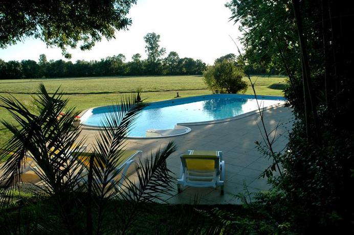 Imagen de la piscina del Hotel Moulin De Val De Seugne. Foto 8