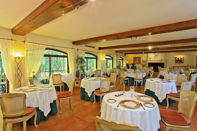 Imagen del bar/restaurante del Hotel Moulin De Val De Seugne. Foto 2