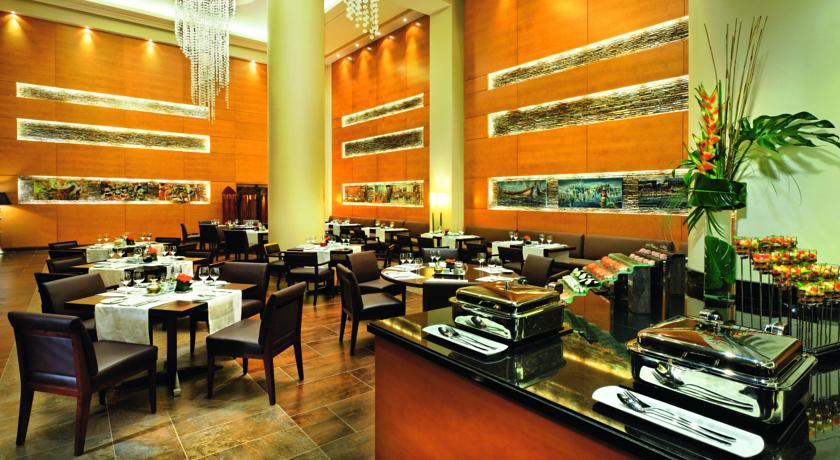 Imagen del bar/restaurante del Hotel Mövenpick Ambassador Accra. Foto 12