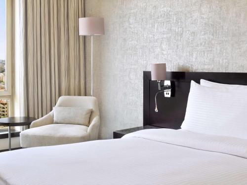 Imagen de la habitación del Hotel Mövenpick Amman. Foto 12