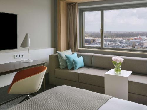 Imagen de la habitación del Hotel Mövenpick Amsterdam City Centre. Foto 20