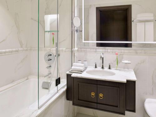 Imagen de la habitación del Hotel M&ouml;venpick Bahrain. Foto 8