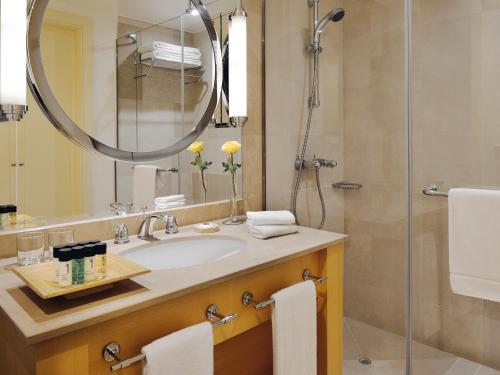 Imagen de la habitación del Hotel Mövenpick Beirut. Foto 7