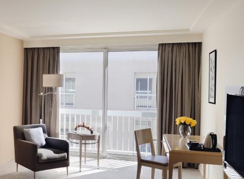 Imagen de la habitación del Hotel Mövenpick Beirut. Foto 8