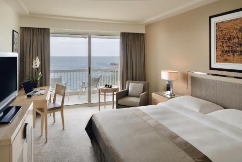 Imagen de la habitación del Hotel Mövenpick Beirut. Foto 10