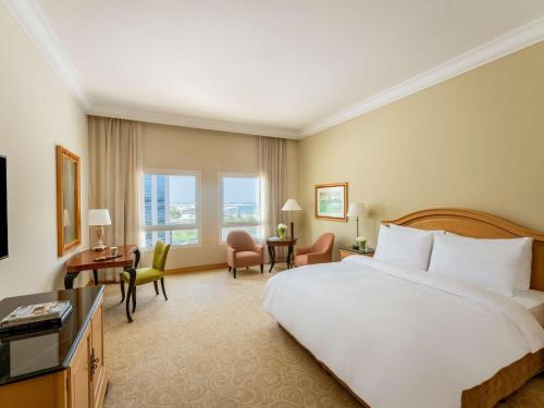 Imagen de la habitación del Hotel Mövenpick Doha. Foto 13