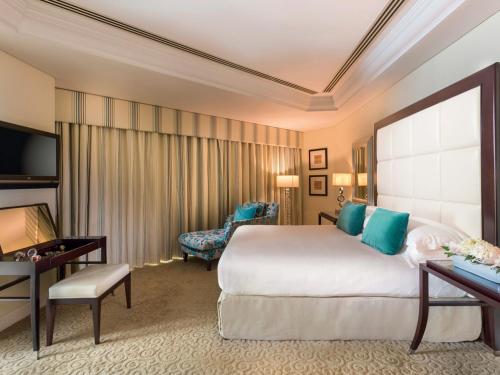 Imagen de la habitación del Hotel Mövenpick Grand Al Bustan Dubai. Foto 11