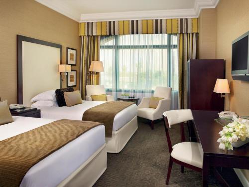 Imagen de la habitación del Hotel Mövenpick Grand Al Bustan Dubai. Foto 12