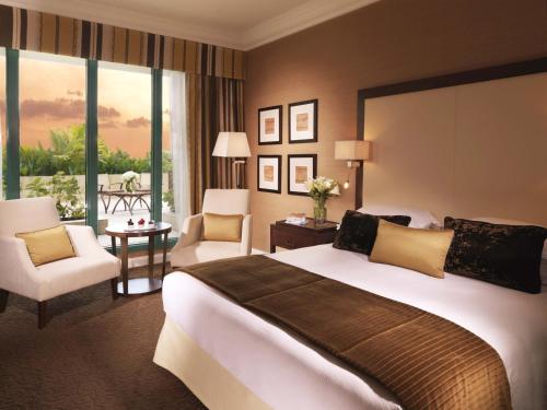 Imagen de la habitación del Hotel Mövenpick Grand Al Bustan Dubai. Foto 15