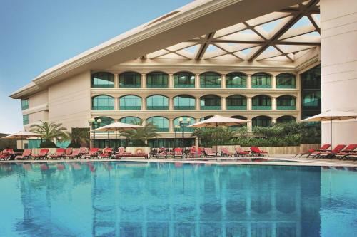 Imagen de la piscina del Hotel Mövenpick Grand Al Bustan Dubai. Foto 20