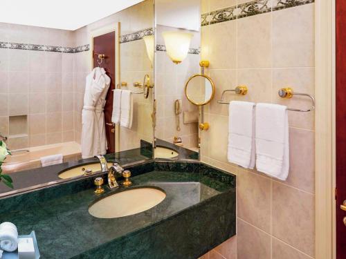 Imagen general del Hotel Mövenpick Grand Al Bustan Dubai. Foto 1