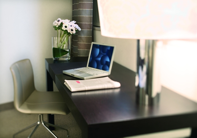 Imagen de la habitación del Hotel Mövenpick Hamburg. Foto 4