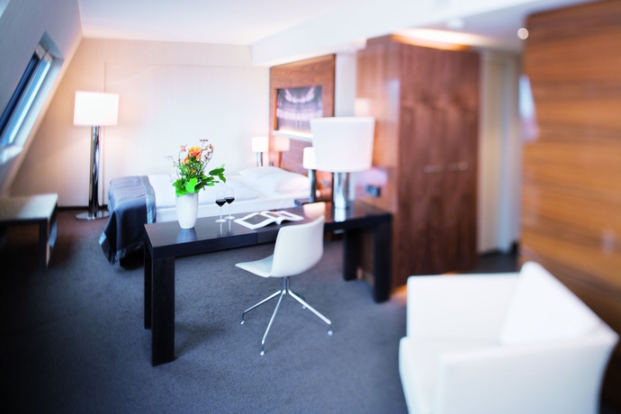 Imagen de la habitación del Hotel Mövenpick Hamburg. Foto 5
