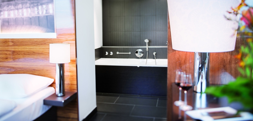 Imagen de la habitación del Hotel Mövenpick Hamburg. Foto 6