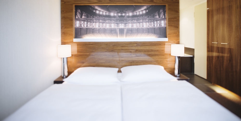 Imagen de la habitación del Hotel Mövenpick Hamburg. Foto 9