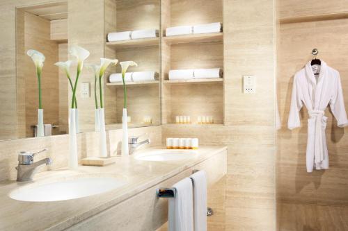 Imagen de la habitación del Hotel Mövenpick Hotel Bari. Foto 5