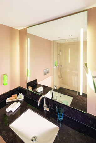 Imagen de la habitación del Hotel Mövenpick Hotel Geneva. Foto 4