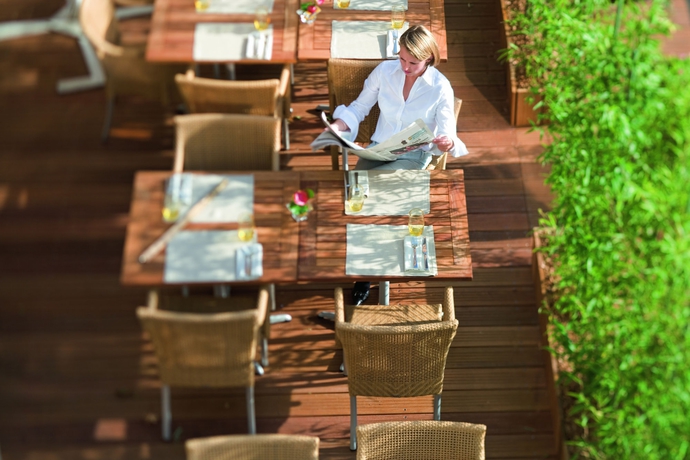 Imagen del bar/restaurante del Hotel Mövenpick Hotel Geneva. Foto 2