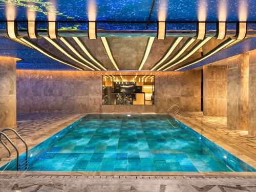 Imagen de la piscina del Hotel Mövenpick Hotel Istanbul Marmara Sea. Foto 20