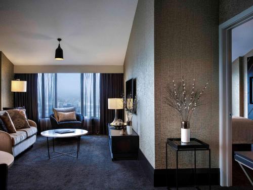 Imagen de la habitación del Hotel Mövenpick Hotel Wellington. Foto 17