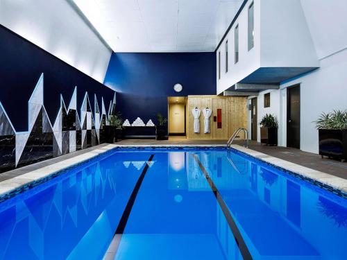 Imagen de la piscina del Hotel Mövenpick Hotel Wellington. Foto 20