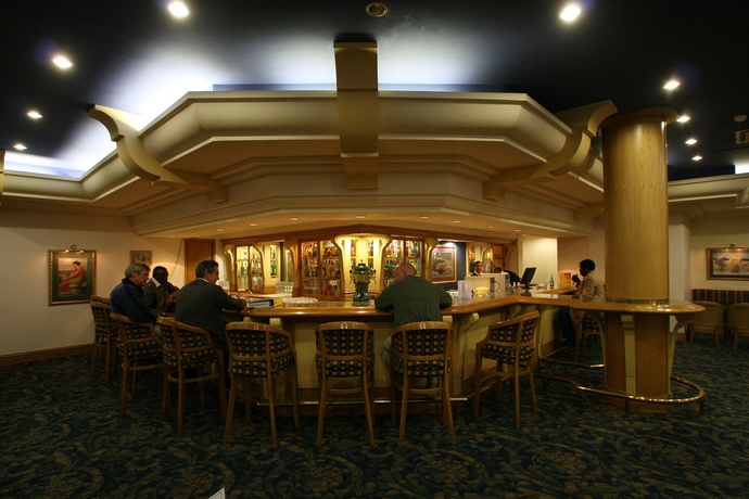 Imagen del bar/restaurante del Hotel Mövenpick Hotel Windhoek. Foto 2
