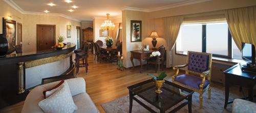 Imagen de la habitación del Hotel Mövenpick Izmir. Foto 19