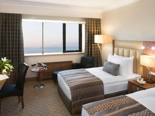Imagen de la habitación del Hotel Mövenpick Izmir. Foto 20