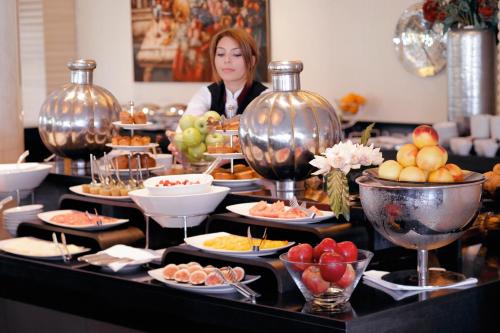 Imagen del bar/restaurante del Hotel Mövenpick Izmir. Foto 11