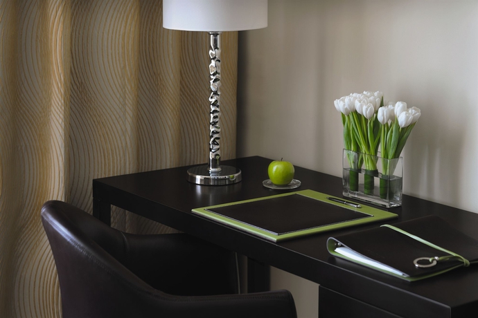 Imagen de la habitación del Hotel Mövenpick Jumeirah Lakes Towers. Foto 7