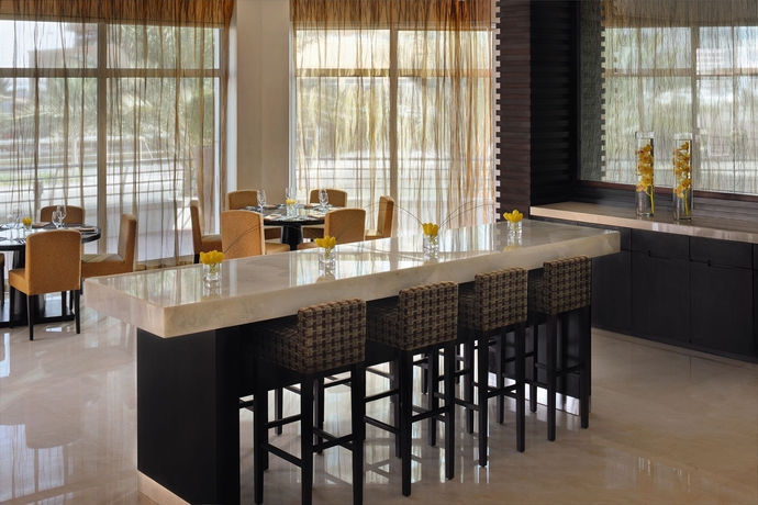 Imagen del bar/restaurante del Hotel Mövenpick Jumeirah Lakes Towers. Foto 4