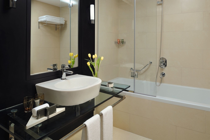 Imagen de la habitación del Hotel Mövenpick Jumeirah Lakes Towers. Foto 8