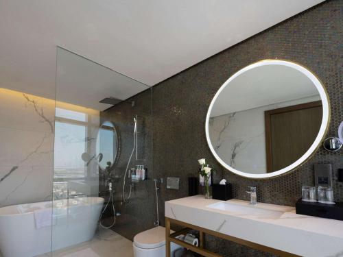 Imagen general del Hotel Mövenpick Jumeirah Village Triangle. Foto 3